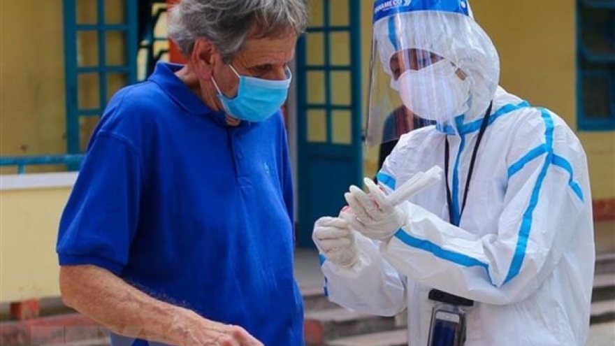 Foreigners in Da Nang vaccinated against COVID-19